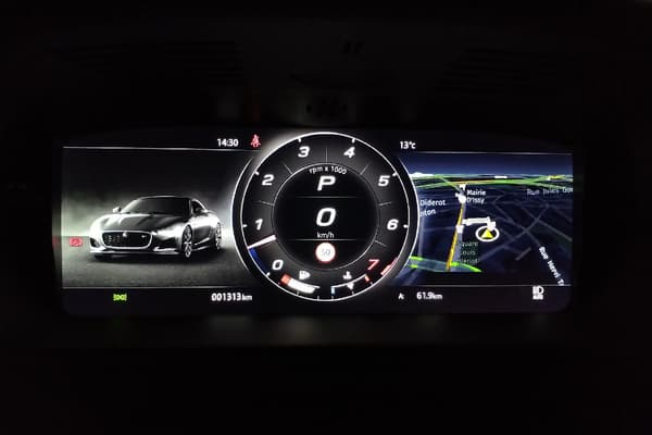 Côté consommation, le V8 pèse sur la facture avec une moyenne de 11 litres aux 100 kilomètres. Côté consommation, le V8 pèse sur la facture avec une moyenne de 11 litres aux 100 kilomètres.