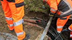 Des employés de la SNCF travaillant sur des câbles vandalisés près de Vaires, à l'est de de Paris, le 24 janvier 2023