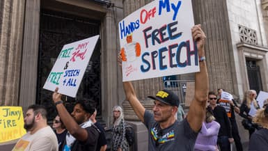 Des manifestants se rassemblent devant le El Capitan Entertainment Centre, où est enregistrée l'émission Jimmy Kimmel Live!, à Hollywood, en Californie, le 18 septembre 2025.