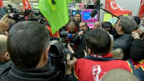 A Montreuil, des salariés de Carrefour manifestent contre les effets de la restructuration de l'enseigne