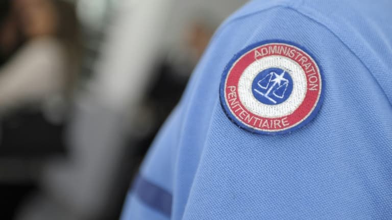 Le procès en appel de cinq gardiens du centre de détention de Val-de-Reuil (Eure), accusés de violences sur un détenu en 2020, s'est ouvert lundi devant le tribunal correctionnel de Rouen