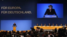 Le problème de la dette dans la zone euro représente la pire crise depuis la Seconde Guerre mondiale en Europe, dont les pays doivent s'orienter pas à pas vers une plus grande intégration politique, a estimé lundi la chancelière allemande, Angela Merkel,