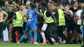Des supporteurs niçois envahissent le terrain lors du mach contre Marseille, le 21 août 2021 à l'Allianz Riviera