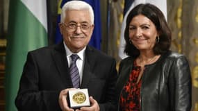 Le président palestinien Mahmoud Abbas a reçu la médaille Grand Vermeil par la maire de Paris Anne Hidalgo, le 21 septembre 2015.