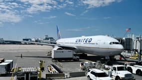 Un Boeing 777-200 de la compagnie United Airlines à l'aéroport de Denver