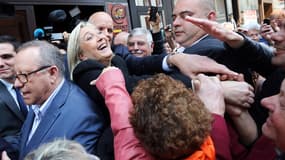 Marine Le Pen prend un bain de foule (photo d'illustration)