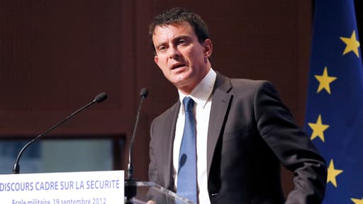 Manuel Valls veut montrer sa fermeté sur les sans-papiers.