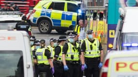 La police et d'autres services d'urgence sur les lieux d'un incident mortel à l'arme blanche au Park Inn Hotel dans le centre de Glasgow le 26 juin 2020