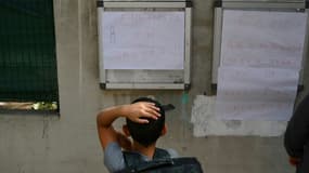 Un écolier regarde des affiches à l'entrée d'une école pendant une vague de chaleur (photo d'illustration).
