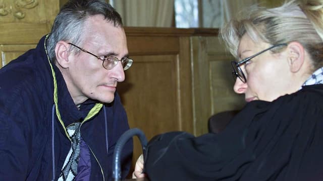 Francis Heaulme s'entretient avec son avocate, , le 19 novembre 2002, au début de son procès en appel pour le meurtre d'Annick Maurice en 1986, devant la cour d'assises de Meurthe-et-Moselle.