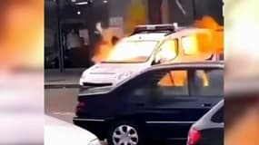 Une voiture de police en flammes, à Mulhouse, vendredi 26 février 2021