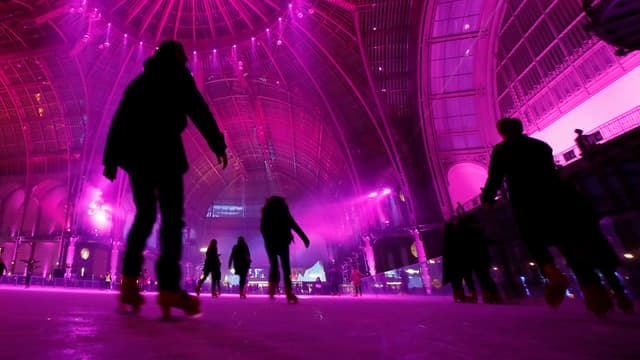 Au Grand Palais, la patinoire est ouverte jusqu'à 2 heures du matin.