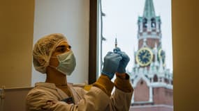 Un soignant prépare une dose du vaccin russe contre le Covid-19, Spoutnik V, dans un centre de vaccination installé dans le grand magasin GOUM, sur la place Rouge à Moscou, le 21 octobre 2021