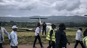 Des partisans du médecin congolais et candidat à la présidence Denis Mukwege marchent devant l'aéroport de Kavumu-Bukavu, le 25 décembre 2023. 