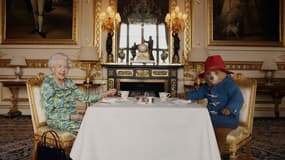 Elizabeth II et l'ours Paddington lors d'un sketch diffusé pendant la cérémonie du jubilé de Platine de la reine, en juin dernier. 