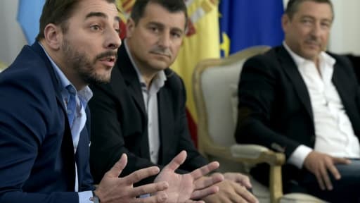Les trois frères Roca propriétaires du restaurant El Celler, s'expriment le 3 août 2015 devant la presse à Buenos Aires pour présenter leur tour du monde culinaire et leur première étape dans la capitale argentine