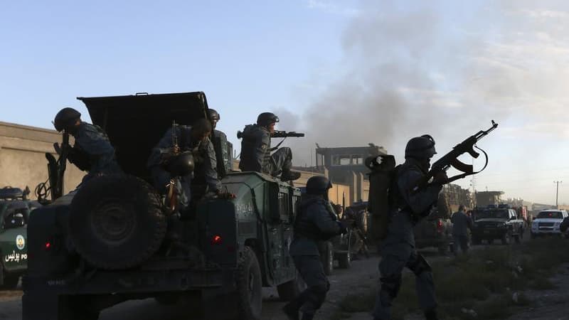 Les forces de l'ordre afghanes arrivent sur le site où a eu lieu l'attaque d'un dépôt au nord de Kaboul. Cette opération revendiquée par les taliban, visait un site utilisé par les sous-traitants des forces étrangères déployées en Afghanistan et a fait au