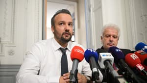 Pierre Debuisson et Guy Debuisson, les nouveaux avocats de Cédric Jubillar s'adressent aux médias après que Jubillar a avoué le meurtre, à Toulouse le 6 juillet 2026.