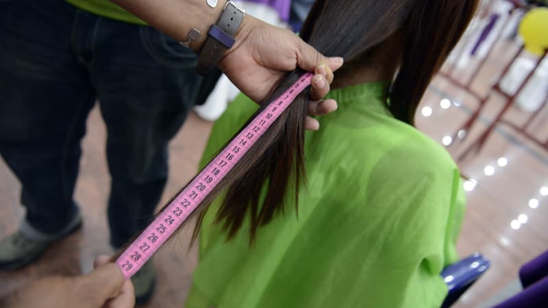 Une femme se fait mesurer les cheveux pour les donner à des enfants touchés par le cancer au Venezuela (photo d'illustration)