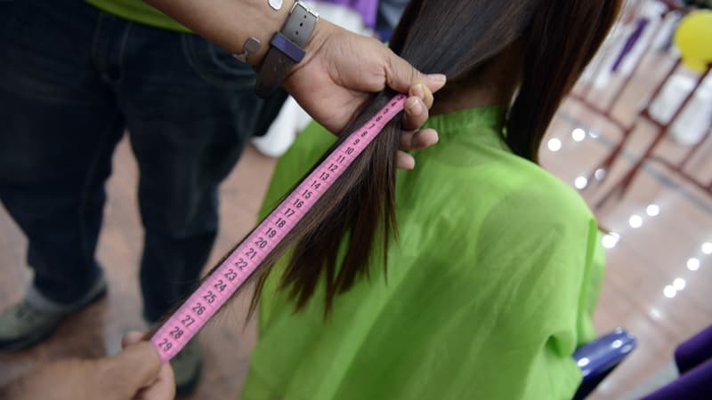 Une femme se fait mesurer les cheveux pour les donner à des enfants touchés par le cancer au Venezuela (photo d'illustration)