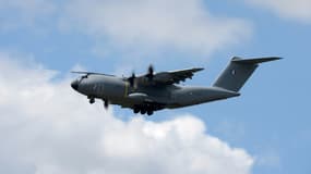 Un Airbus A400M Atlas lors d'un vol de démonstration au salon international de l'aéronautique et de l'espace du Bourget, le 21 juin 2023 près de Paris.