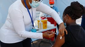 Une femme se faisant vacciner le 1er novembre 2021 à Pretoria, Afrique du Sud