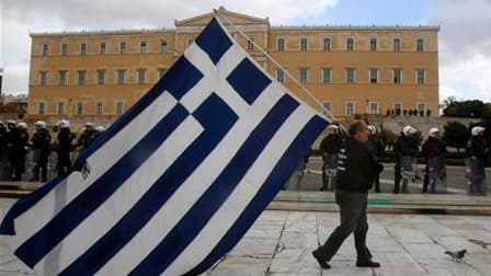 Cordon policier devant le siège du parlement grec à Athènes. Des milliers de manifestants ont défilé dans les rues de la capitale grecque mercredi pour protester contre le budget d'austérité 2011 qui devait être voté dans la soirée par le parlement. /Phot