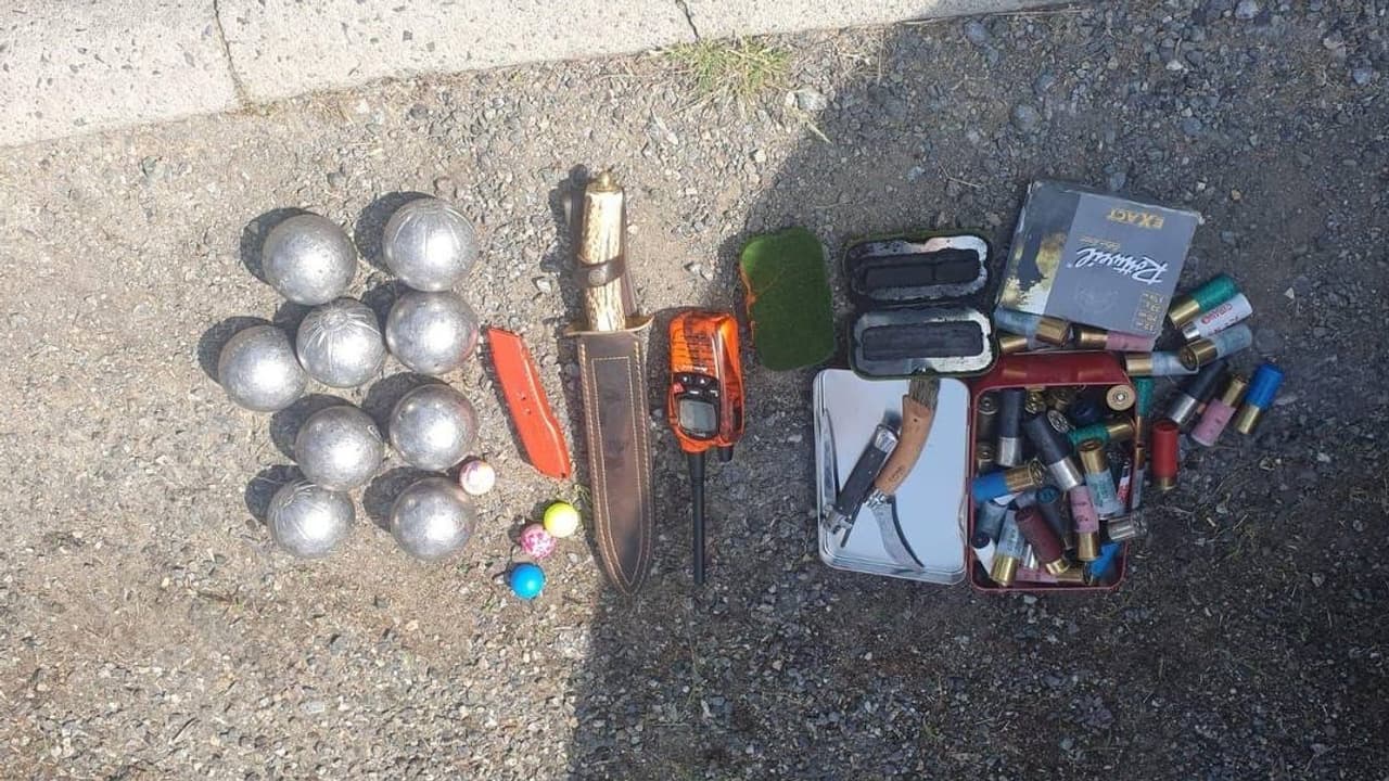 Une partie des objets dangereux saisis par la gendarmerie ce jeudi 6 juin 2024 avant la manifestation contre l'A69.