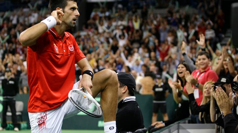 Novak Djokovic aura du soutien dans et en dehors l'Arena de Belgrade