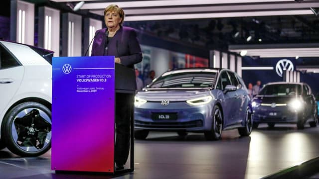 La chancelière allemande Angela Merkel en plein discours lors de l'inauguration de la ligne de production de l'ID3.