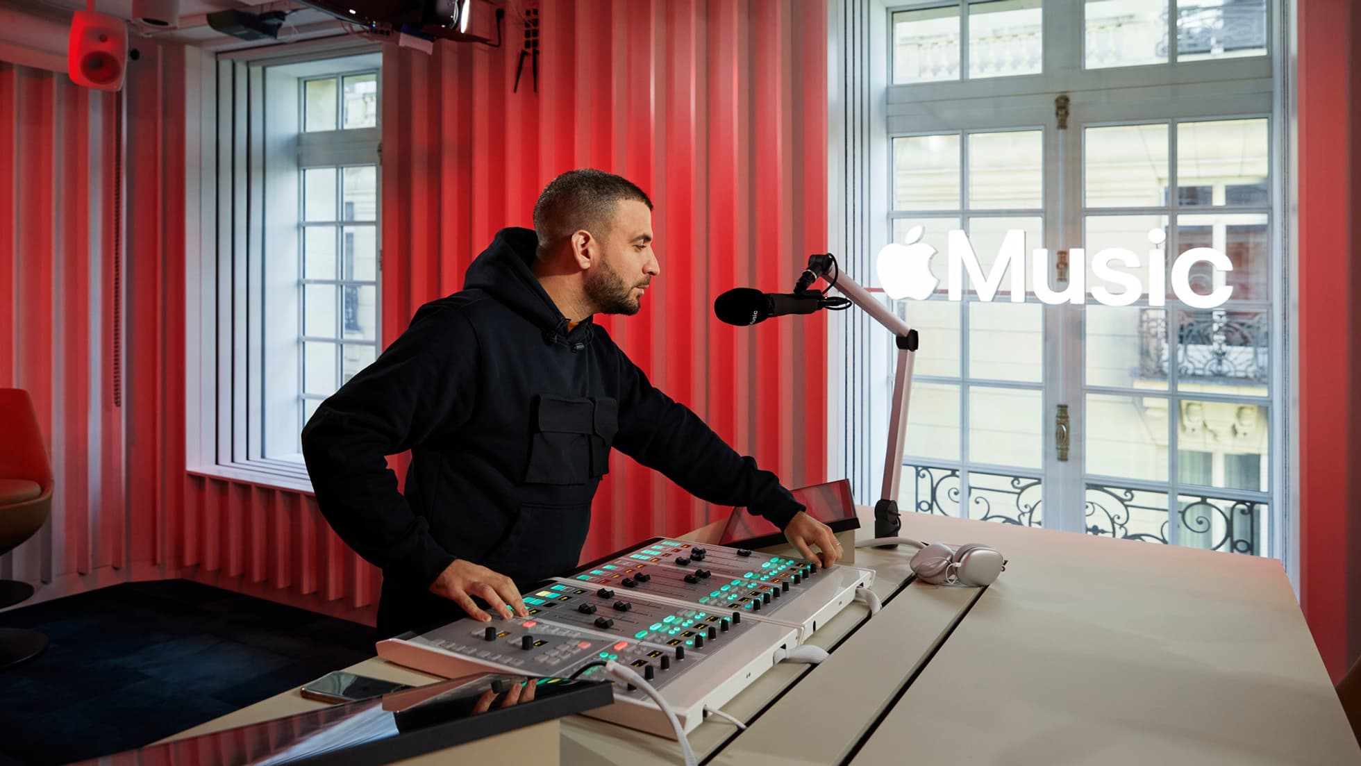 Le studio radio d'Apple installé sur l'avenue des Champs-Élysées