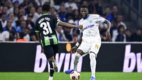 Ansu Fati face à Chancel Mbemba lors d'un match OM-Brighton, à Marseille le 5 octobre 2023