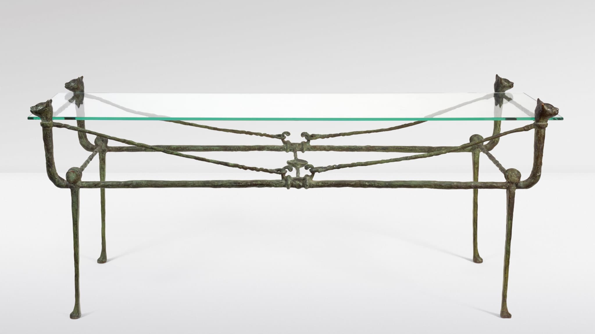 La table 'Berceau' modèle aux Chats imaginée vers 1970 signée Diego Giacometti pour 420.00 euros vendue par Christie's.