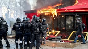 Le restaurant Le Fouquet's a été saccagé par des casseurs. - ZAKARIA ABDELKAFI / AFP