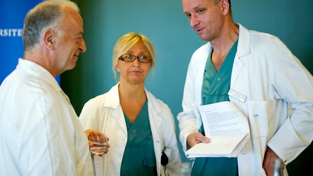 Les trois médecins qui ont accompagné cette greffe lors d'une conférence de presse, en 2012.