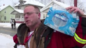 A Flint, des bénévoles distribuent de l'eau aux personnes les plus démunies