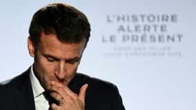 Emmanuel Macron prononce un discours sur le site du mémorial du Camp des Milles, à Aix-en-Provence, le 5 décembre 2022