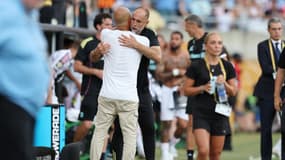 Igor Tudor donne une accolade à Pep Guardiola lors du match Manchester City-Juventus (5-2, coupe du monde des clubs), le 26 juin 2025