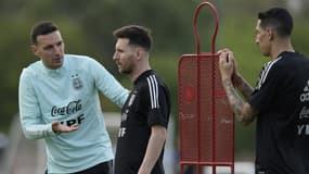 Lionel Scaloni délivre ses consignes à Lionel Messi lors d'un entraînement avec l'Argentine