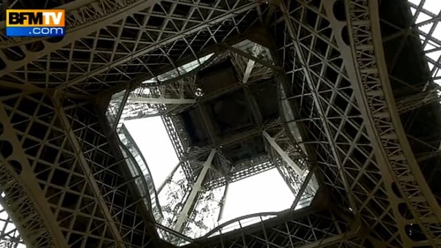 Il est désormais possible de marcher au dessus du vide depuis le premier étage de la Tour Eiffel. 
