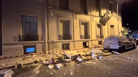 Seul le véhicule présent sur la photo a été endommagé par la chute du balcon de cet immeuble