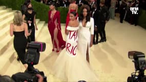 Au gala du Met, l'élue démocrate Alexandria Ocasio-Cortez apparaît avec une robe incitant à "taxer les riches"