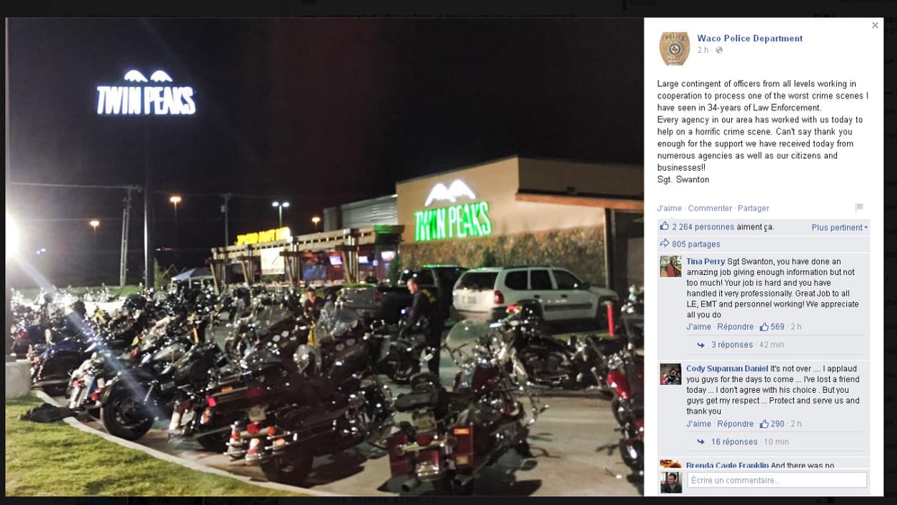 Rassemblement de motards devant le Twinn Peaks, à Waco au Texas. Rassemblement de motards devant le Twinn Peaks, à Waco au Texas.
