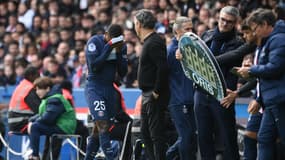 Nuno Mendes sort sur blessure face à Lille, le 19 février 2023.
