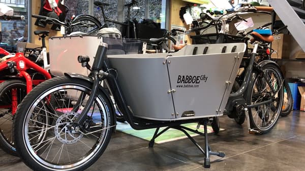 Vélo cargo biporteur avec charge avant. 