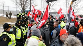 Des policiers et des manifestants se faisant face le 12 février aux abords du pont Windsor.