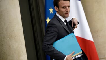 Emmanuel Macron avait provoqué une polémique en septembre, en évoquant le statut des fonctionnaires.