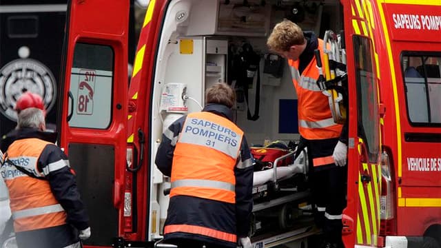 Des pompiers arrivant dans le périmètre du siège de l'appartement dans lequel était retranché l'auteur d'une série de meurtres à Toulouse et Montauban. Mohamed Merah, dont la série de meurtres a ébranlé la France, mis l'élection présidentielle entre paren