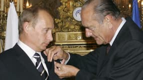 Jacques Chirac avait remis à Vladimir Poutine en 2006 les insignes de Grand-Croix de la Légion d'honneur.