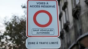 Un panneau instaurant une zone de trafic limité (ZTL) à Paris, le 4 novembre 2024 (photo d'illustration)